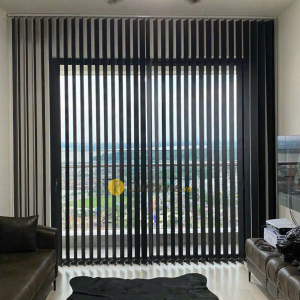 Rèm sáo đứng màu đen treo cửa chính ban công chung cư