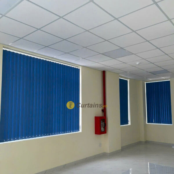 Màn sáo lá dọc cửa sổ màu xanh thi công lắp đặt tận nơi