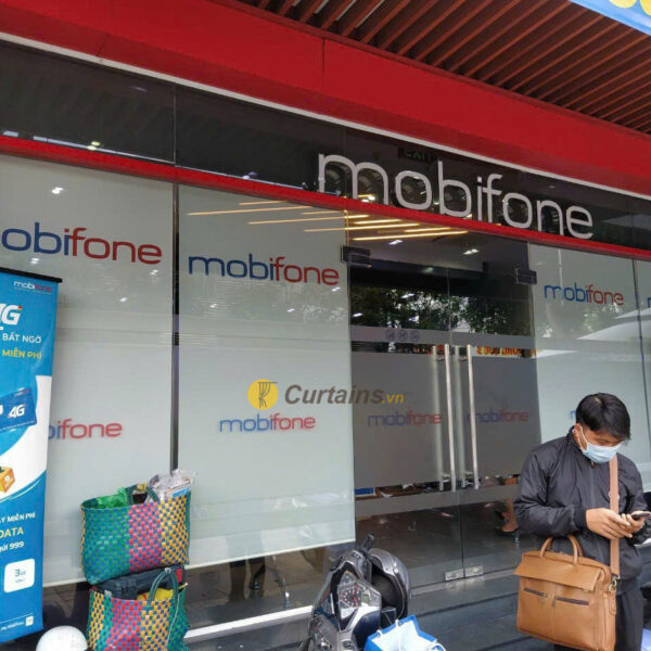Rèm cuộn màu trắng in logo che nắng mặt tiền Showroom