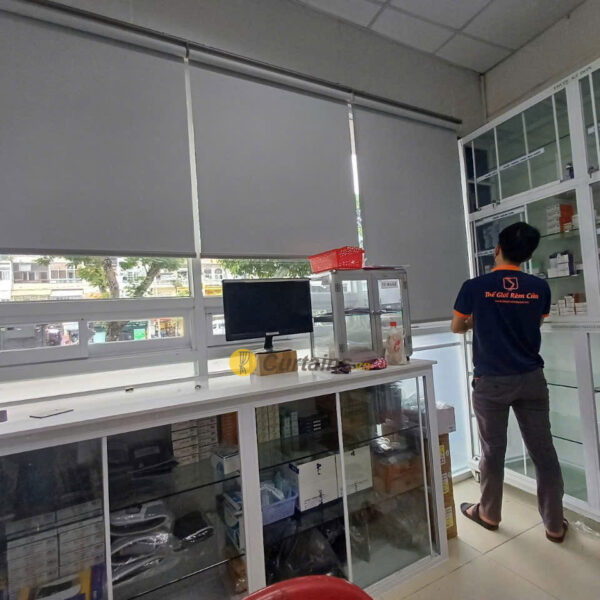 Lắp đặt rèm cuốn cửa sổ kéo tay giá siêu rẻ mà tiện lợi