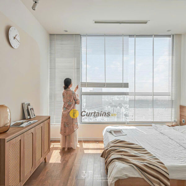 Lắp rèm gỗ cửa sổ màu trắng cho phòng ngủ căn hộ